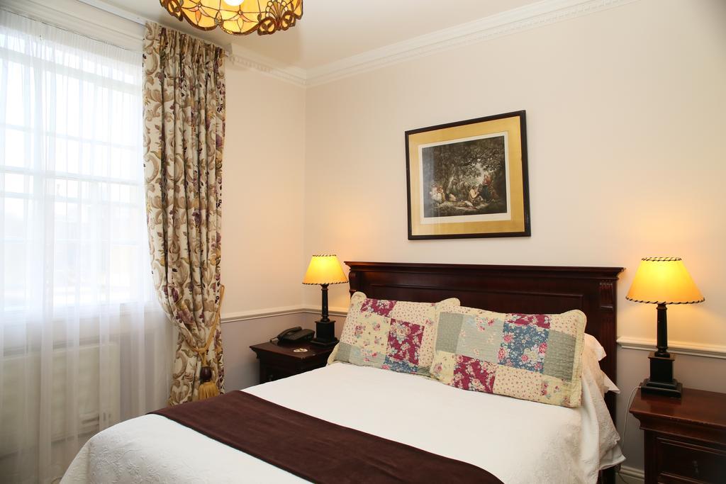 Lord Milner Hotel Londen Buitenkant foto